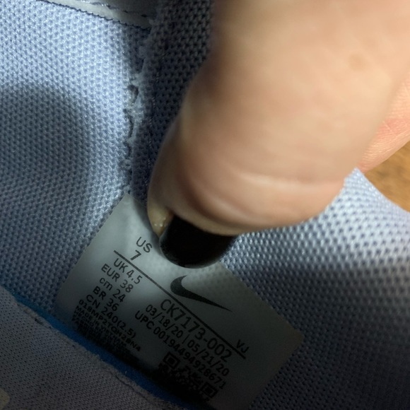 Nike women’s Air Max up - Picture 3 of 4